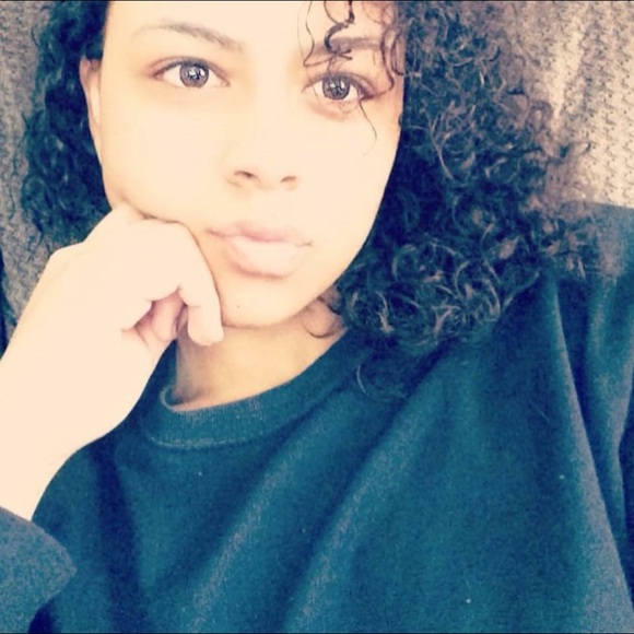 Meet your Poshers, DaPursePlace! - Picture 13 of 15